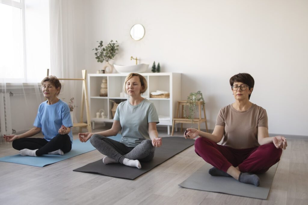 mujeres mayores haciendo yoga juntas en casa
