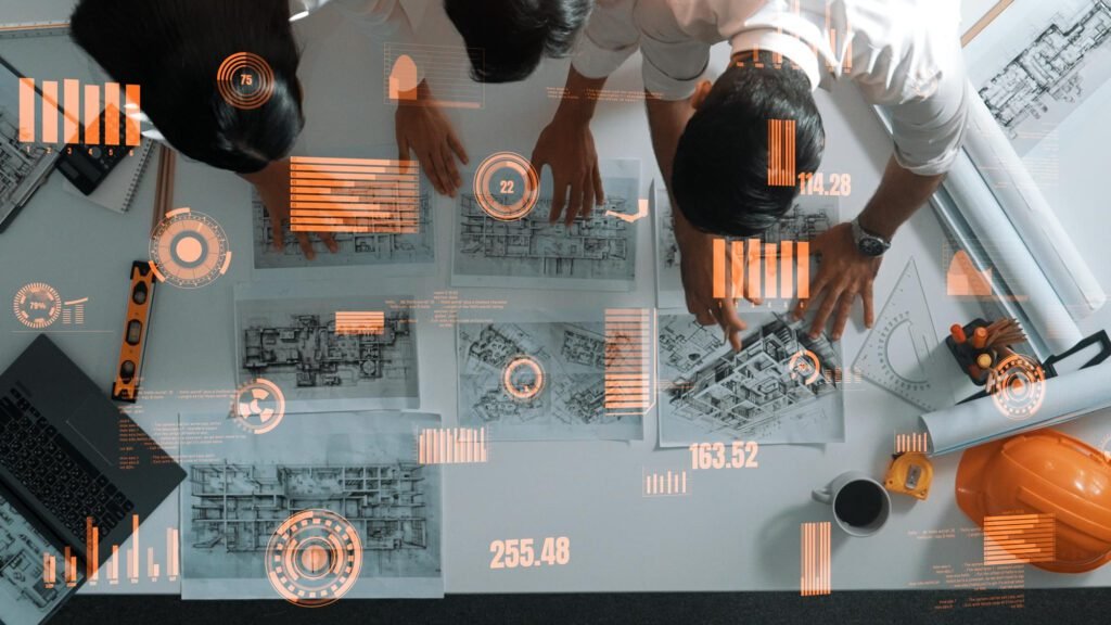 Vista superior del equipo de ingenieros inteligentes que trabajan juntos para dise&ntilde;ar la alimentaci&oacute;n de la casa
